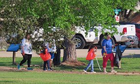 IMG_9397 Picking up trash, Evelyn Meador Library, Seabrook, TX