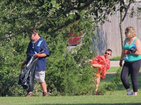 IMG_9401 Picking up trash, Evelyn Meador Library, Seabrook, TX