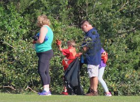 IMG_9404 Picking up trash, Evelyn Meador Library, Seabrook, TX