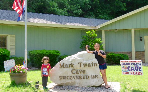 Day 04 Tuesday May 28th, 2019 - We drove from Wentzville, MO to Des Moines, IA via the Mark Twain Cave in Hannibal, MO