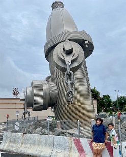 IMG_6263 Megan and Phelan, World's Largest Fire Hydrant, Busted Plug Plaza, Columbia, SC