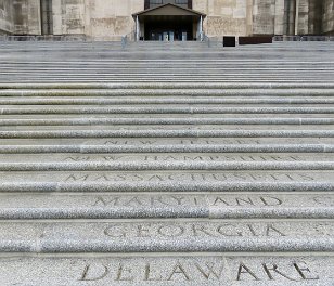 IMG_3931 Entry Steps to Louisana State Capitol with the 13 originaal colonies engraved, Baton Rouge, LA